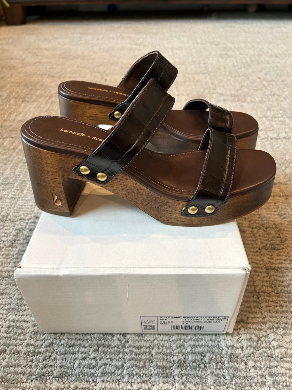 LARROUDÉ X KENNETH COLE: SANDAL DARK OAK CROCO LEATHER 7